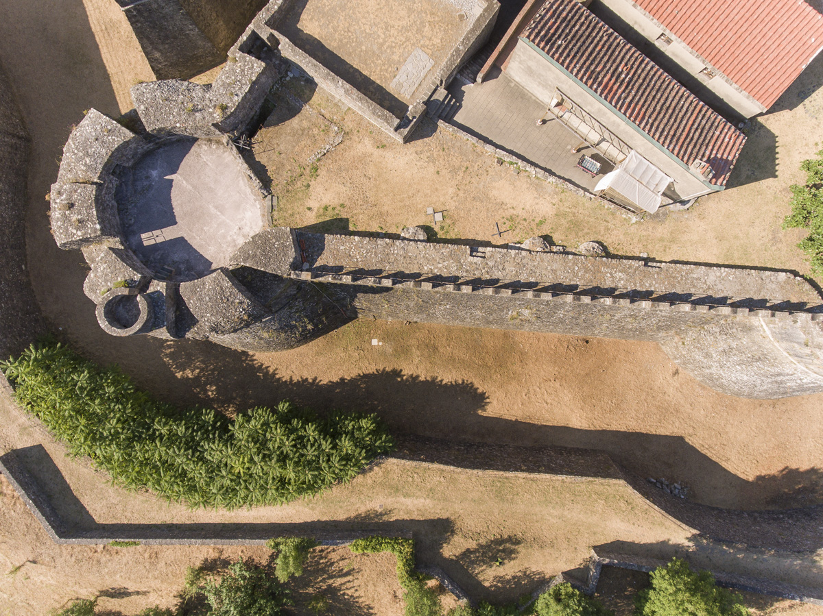 Fotografia di fortezza medievale presa da drone