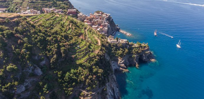UN RILIEVO CON DRONE ALLE CINQUE TERRE