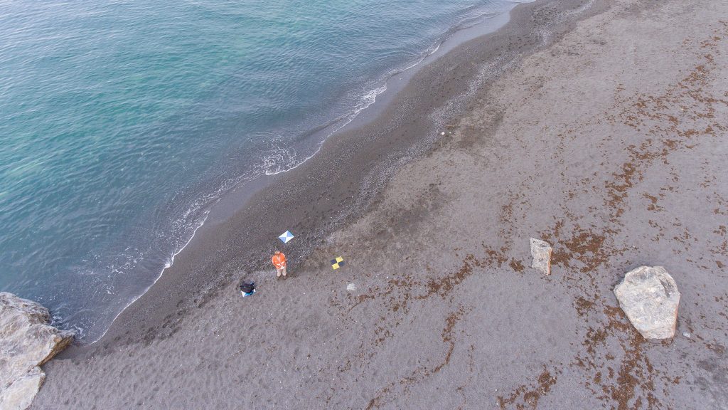 target ad alta visibilità per il rilievo aerofotogrammetrico posizionati in spiaggia