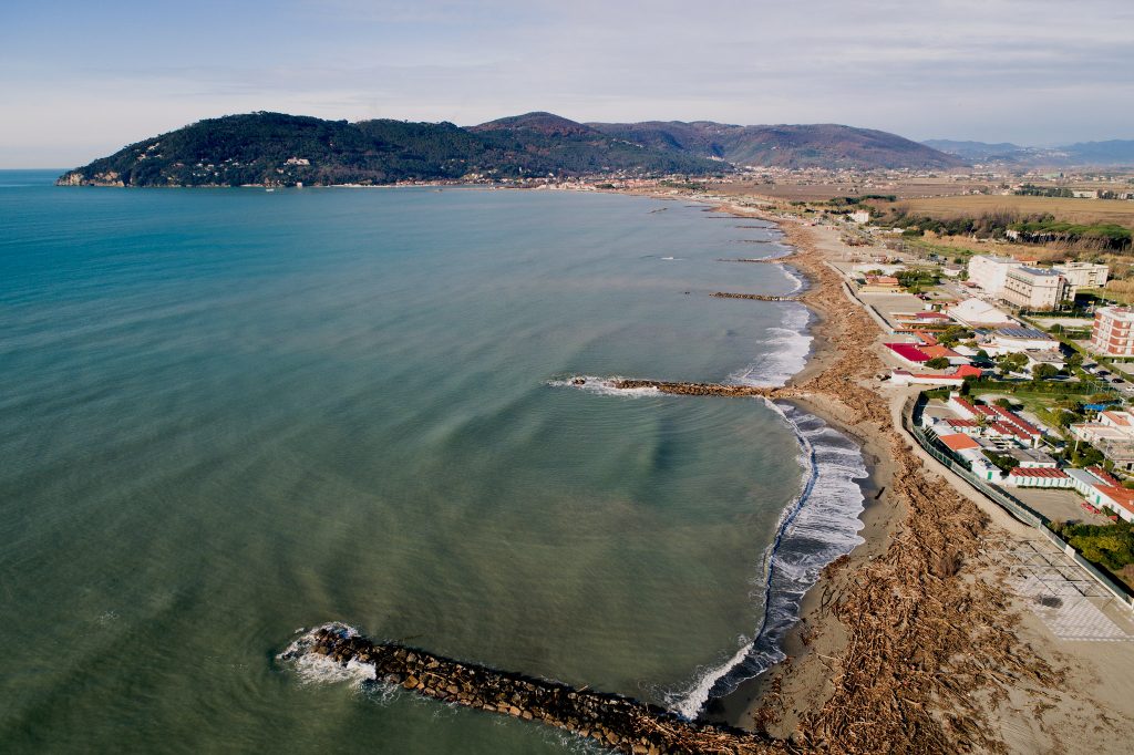 Fotografia area da APR di litorale sabbioso alla foce del fiume Magra ed al confine tra Liguria e Toscana