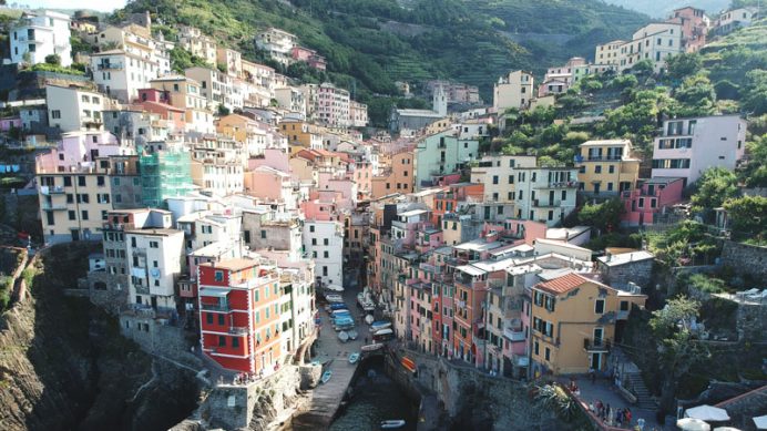 Fotografa aerea dello scalo marittimo del borgo di Riomaggiore - Parco Nazionale 5 Terre