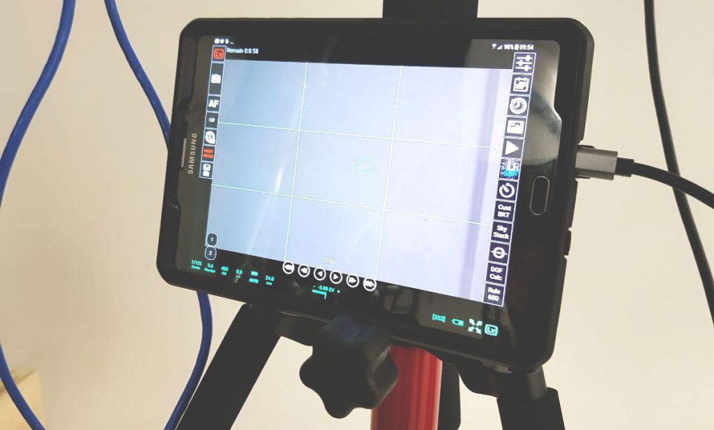 Immagine di un tablet con l'app qDSLRdashboard in modalità live view