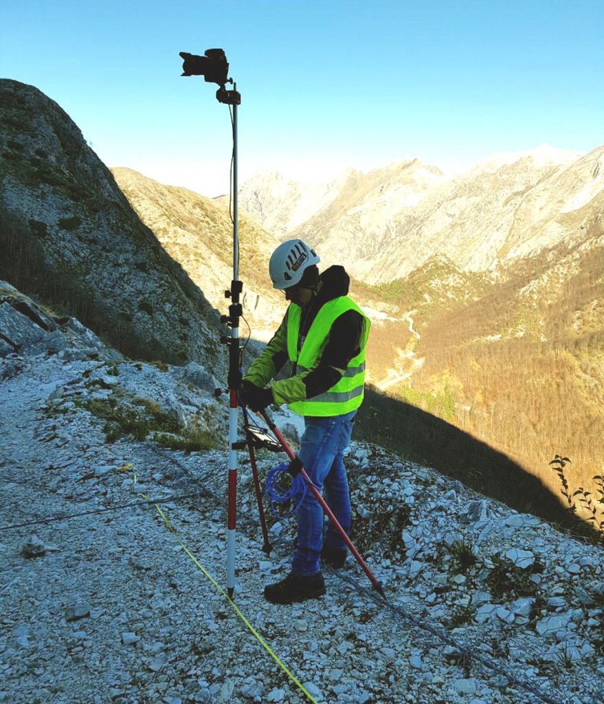 Immagine che mostra l'utilizzo sul campo del sistema fotocamera-asta-tablet per fotogrammetria terrestre